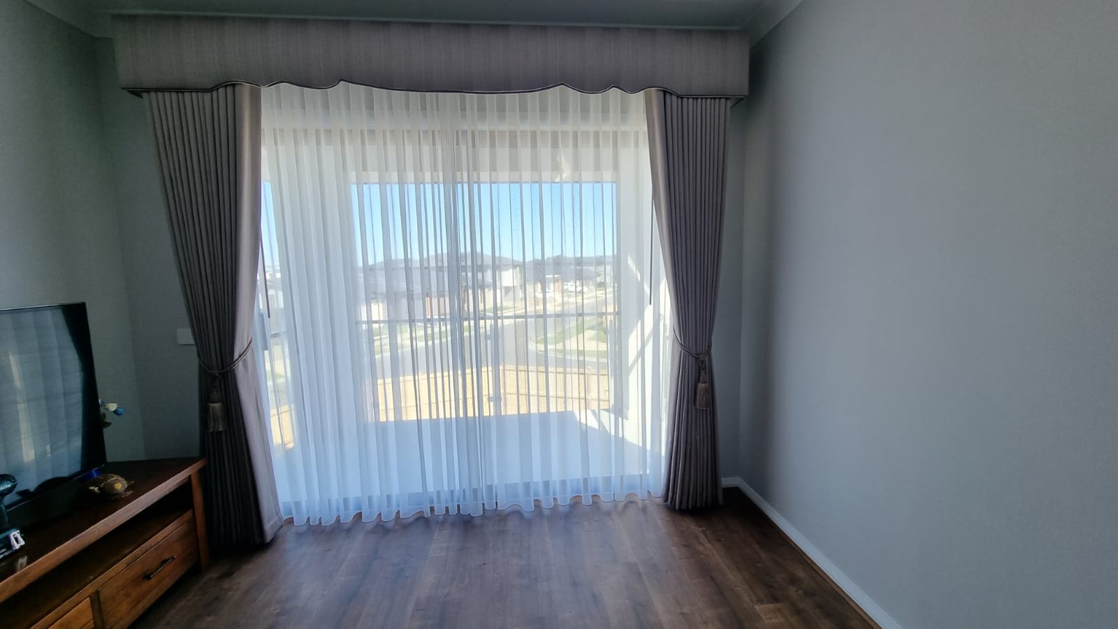 luxury-curtains-with-padded-pelmets (1)