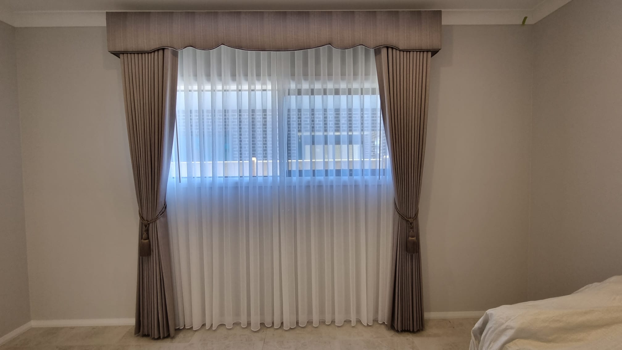 luxury-curtains-with-padded-pelmets (3)