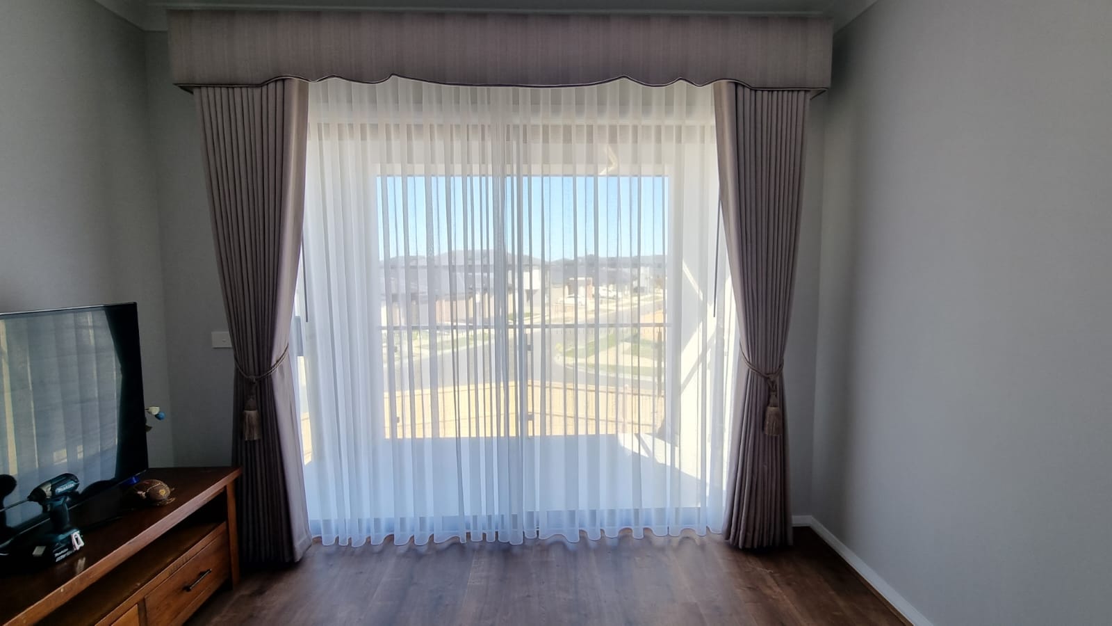 luxury-curtains-with-padded-pelmets (6)